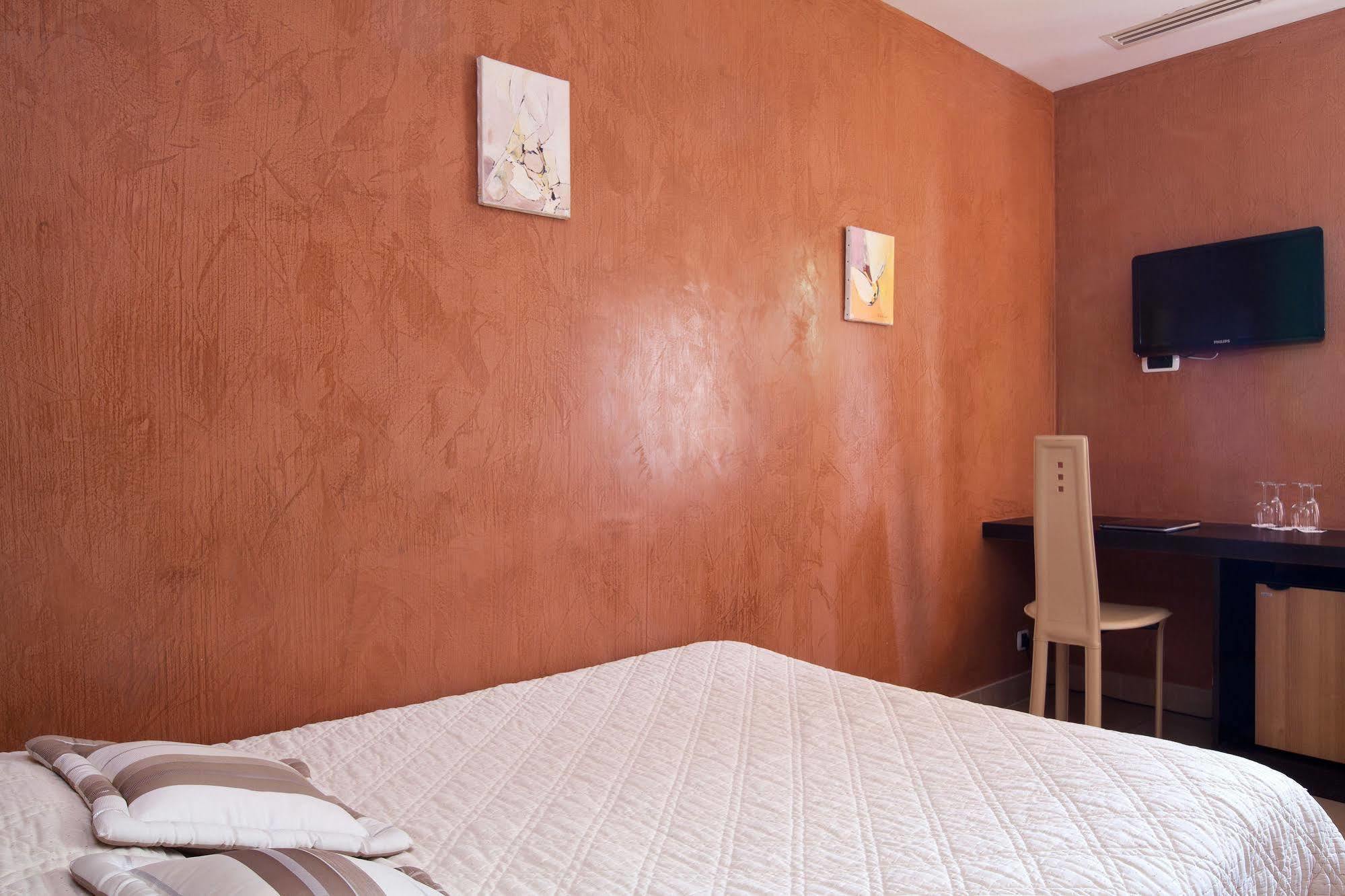 Hostellerie Du Chateau Des Fines Roches Châteauneuf-du-Pape Екстериор снимка